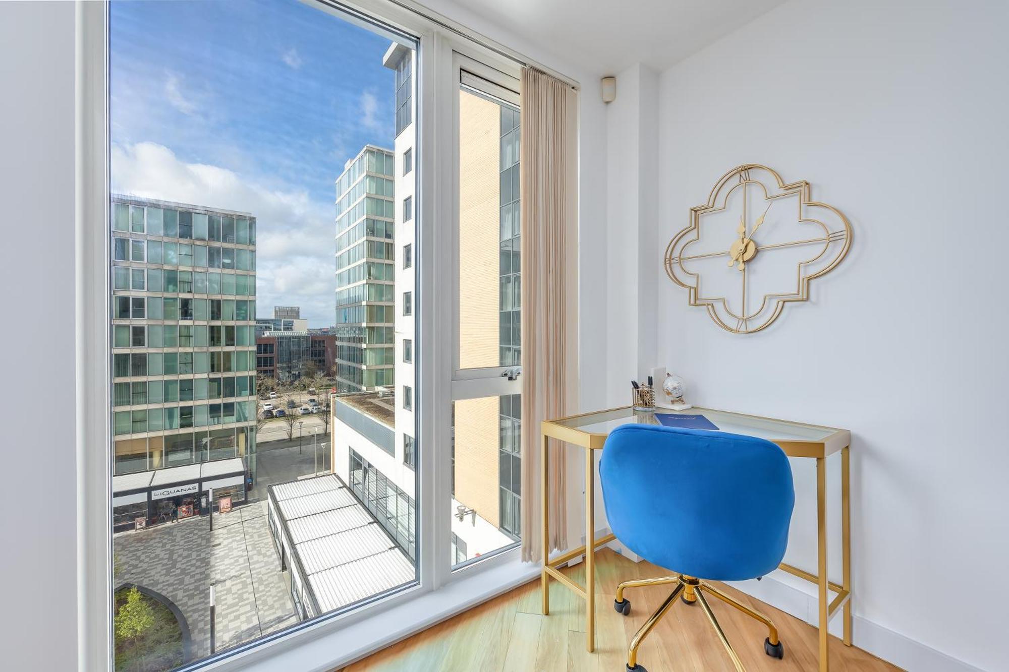 Stunning City Centre Apartment With Balcony, Free Parking, Fast Wifi And Smarttvs By Yoko Property Milton Keynes Dış mekan fotoğraf